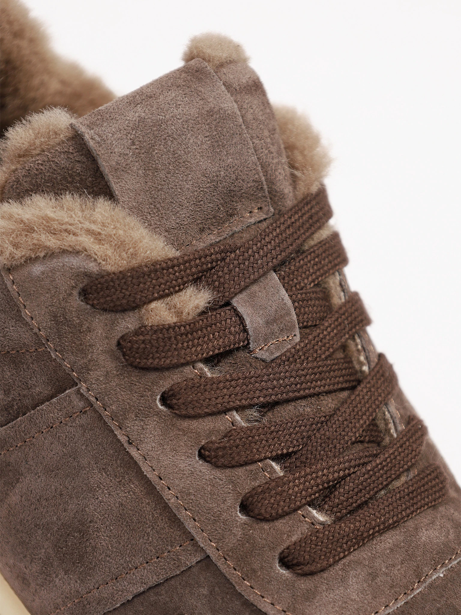 Кроссовки утепленные темно-коричневого цвета на рельефной подошве